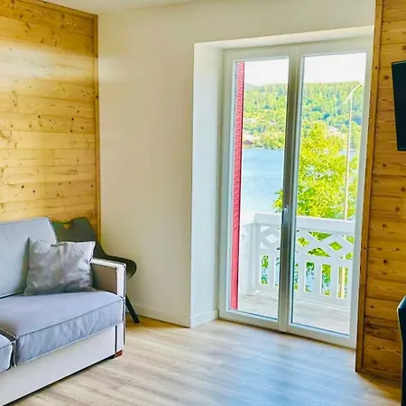 Spacious Nest Facing Lake Διαμέρισμα