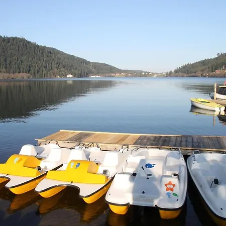 Spacious Nest Facing Lake Διαμέρισμα